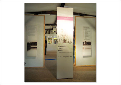 <span style="font-weight: bold">architektur - natur - poesie</span><br />Ausstellung zur verborgenen Baugeschichte in der Ruppiner Schweiz<br />Kornspeicher Neumühle – Alt Ruppin, Eingangssituation